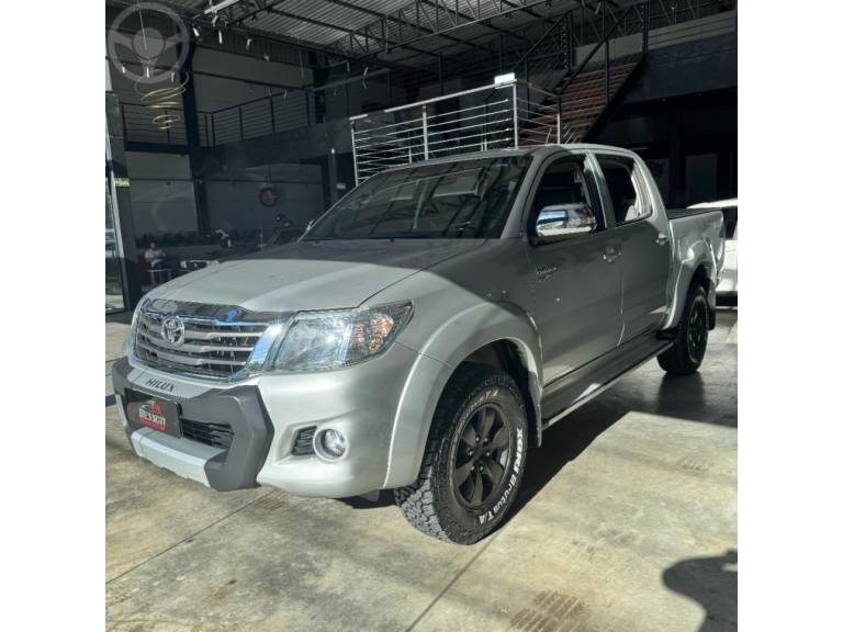TOYOTA - HILUX 2.7 SRV 4X4 CD 16V FLEX 4P AUTOMÁTICO - 2014/2014 - PRATA - R$ 125.000,00