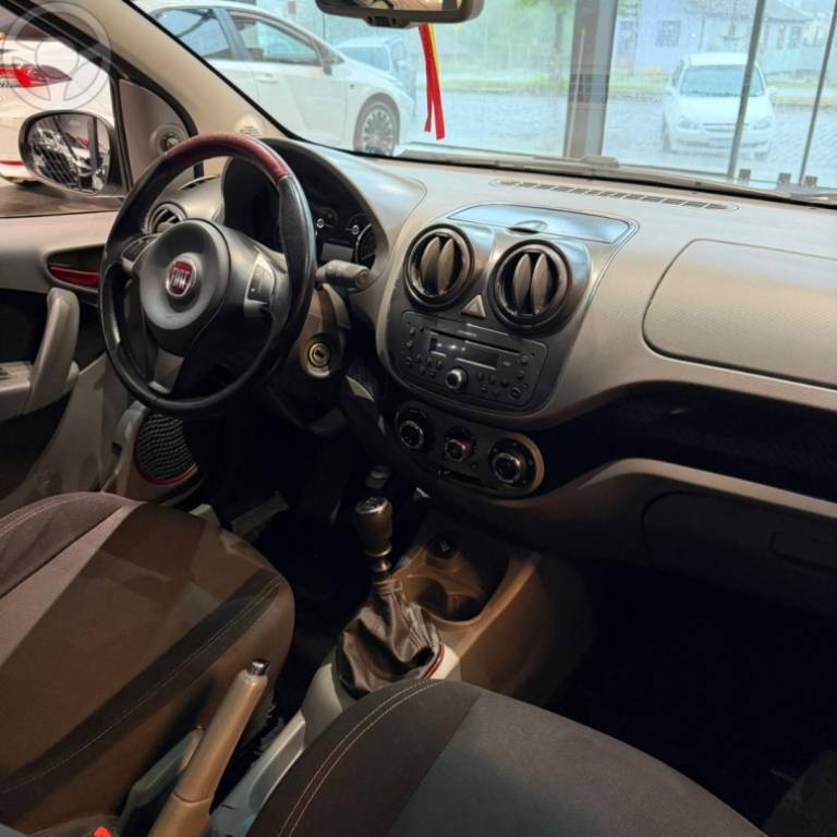 FIAT - PALIO 1.6 MPI SPORTING 16V FLEX 4P MANUAL - 2014/2015 - BRANCA - R$ 47.900,00