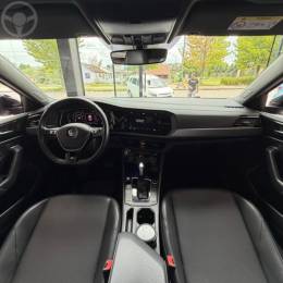 VOLKSWAGEN - JETTA 1.4 R-LINE 250 16V TSI FLEX 4P AUTOMÁTICO - 2020/2020 - PRATA - R$ 125.900,00
