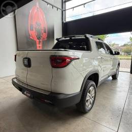 FIAT - TORO 1.8 16V EVO FLEX FREEDOM AUTOMÁTICO - 2018/2019 - BRANCA - R$ 95.900,00