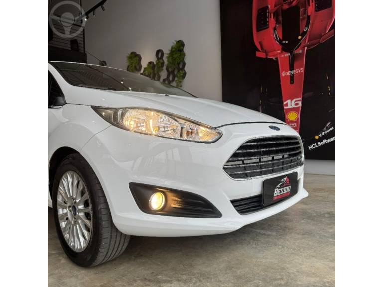 FORD - FIESTA 1.6 TITANIUM HATCH 16V FLEX 4P AUTOMÁTICO - 2014/2014 - BRANCA - R$ 47.900,00