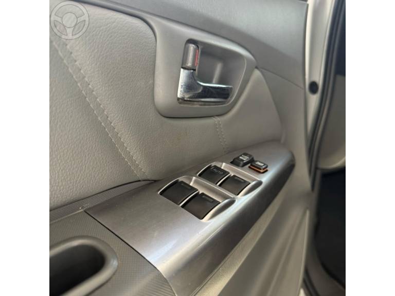 TOYOTA - HILUX 2.7 SRV 4X4 CD 16V FLEX 4P AUTOMÁTICO - 2014/2014 - PRATA - R$ 125.000,00
