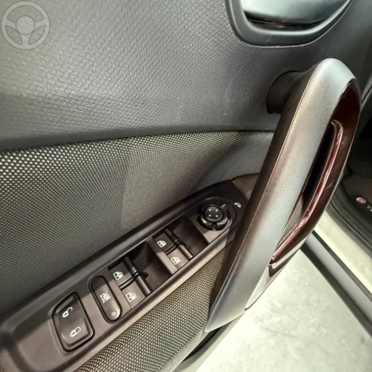 FIAT - TORO 1.8 16V EVO FLEX FREEDOM AUTOMÁTICO - 2018/2019 - BRANCA - R$ 95.900,00