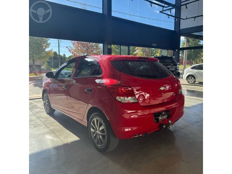 CHEVROLET - ONIX 1.0 MPFI LS 8V FLEX 4P MANUAL - 2015/2016 - VERMELHA - R$ 49.900,00