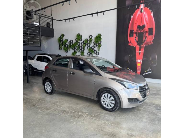 HYUNDAI - HB20 1.0 COMFORT 12V FLEX 4P MANUAL - 2017/2017 - PRATA - R$ 53.900,00