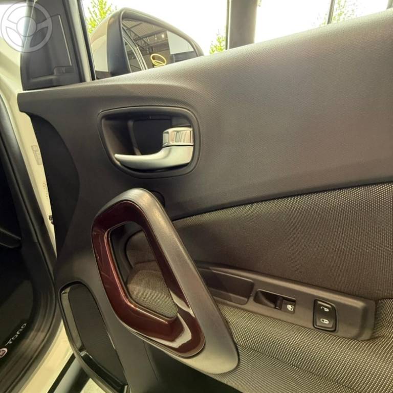 FIAT - TORO 1.8 16V EVO FLEX FREEDOM AUTOMÁTICO - 2018/2019 - BRANCA - R$ 95.900,00