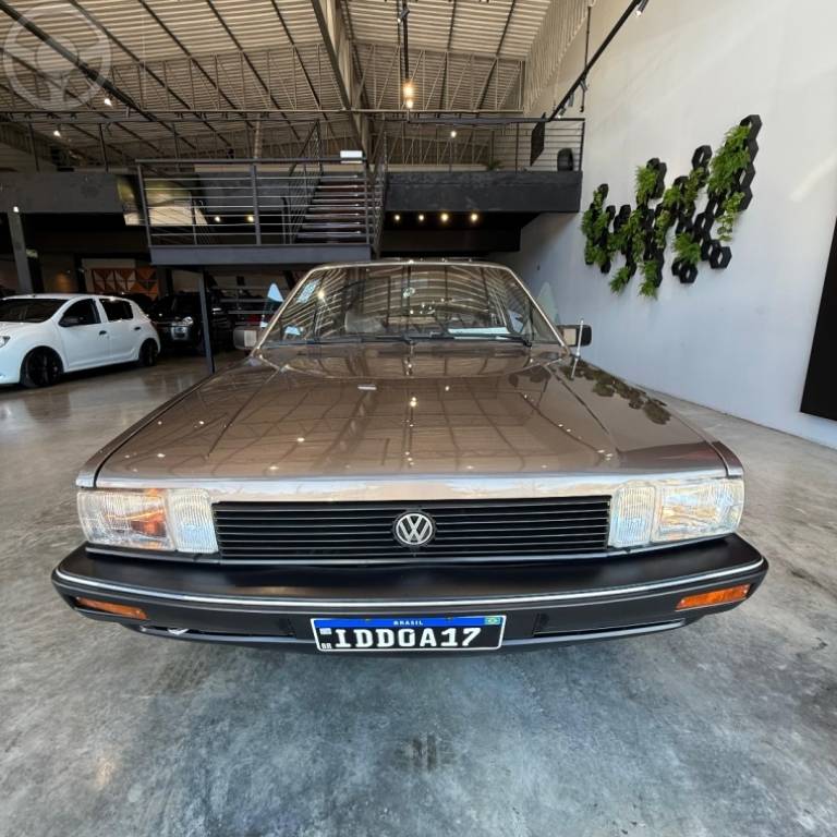 VOLKSWAGEN - SANTANA 2.0 GLS 8V 2P MANUAL - 1988/1989 - MARROM - R$ 45.900,00