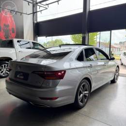 VOLKSWAGEN - JETTA 1.4 R-LINE 250 16V TSI FLEX 4P AUTOMÁTICO - 2020/2020 - PRATA - R$ 125.900,00