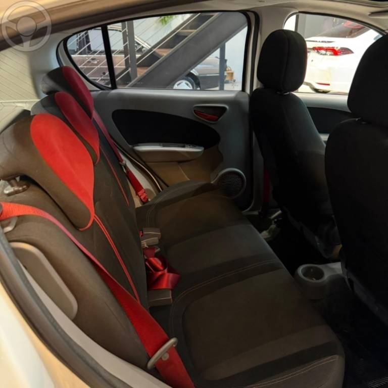 FIAT - PALIO 1.6 MPI SPORTING 16V FLEX 4P MANUAL - 2014/2015 - BRANCA - R$ 47.900,00