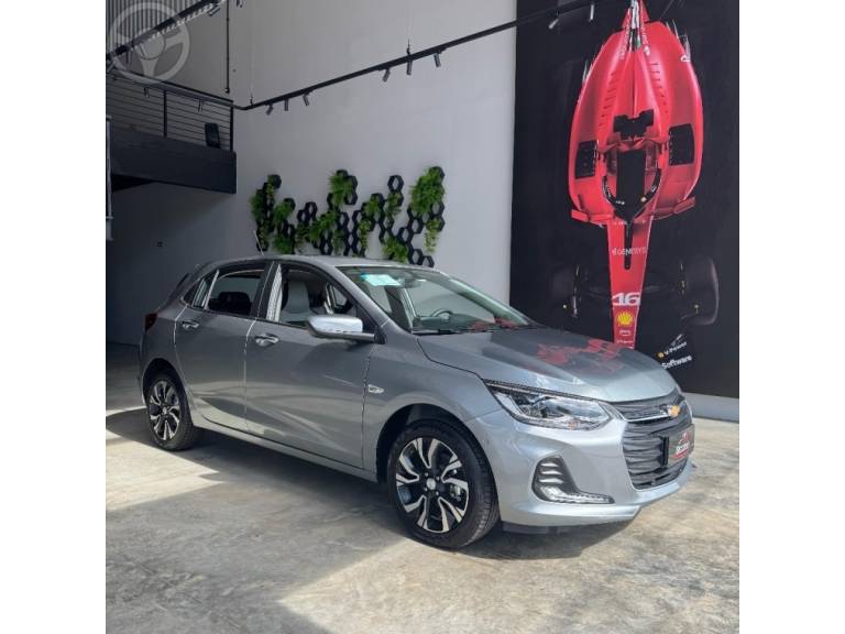 CHEVROLET - ONIX 1.0 PLUS 12V TURBO 4P AUTOMÁTICO - 2023/2024 - PRATA - R$ 125.000,00