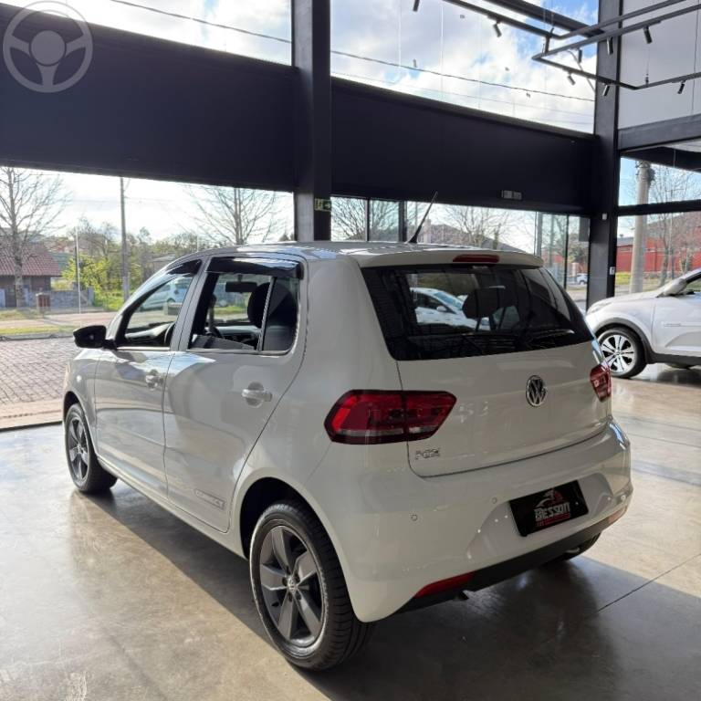 VOLKSWAGEN - FOX 1.6 MSI TOTAL FLEX CONNECT 4P MANUAL - 2021/2022 - BRANCA - R$ 75.900,00