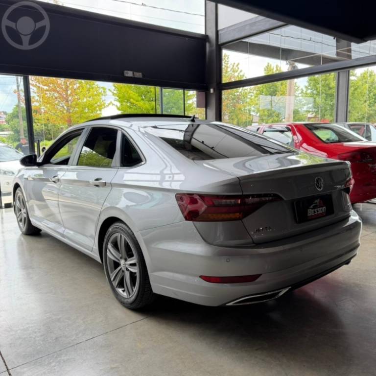 VOLKSWAGEN - JETTA 1.4 R-LINE 250 16V TSI FLEX 4P AUTOMÁTICO - 2020/2020 - PRATA - R$ 125.900,00