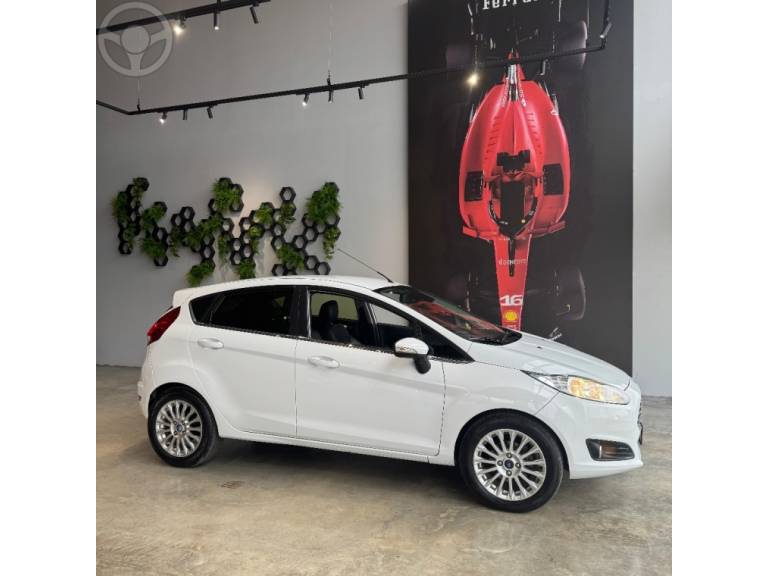 FORD - FIESTA 1.6 TITANIUM HATCH 16V FLEX 4P AUTOMÁTICO - 2014/2014 - BRANCA - R$ 47.900,00